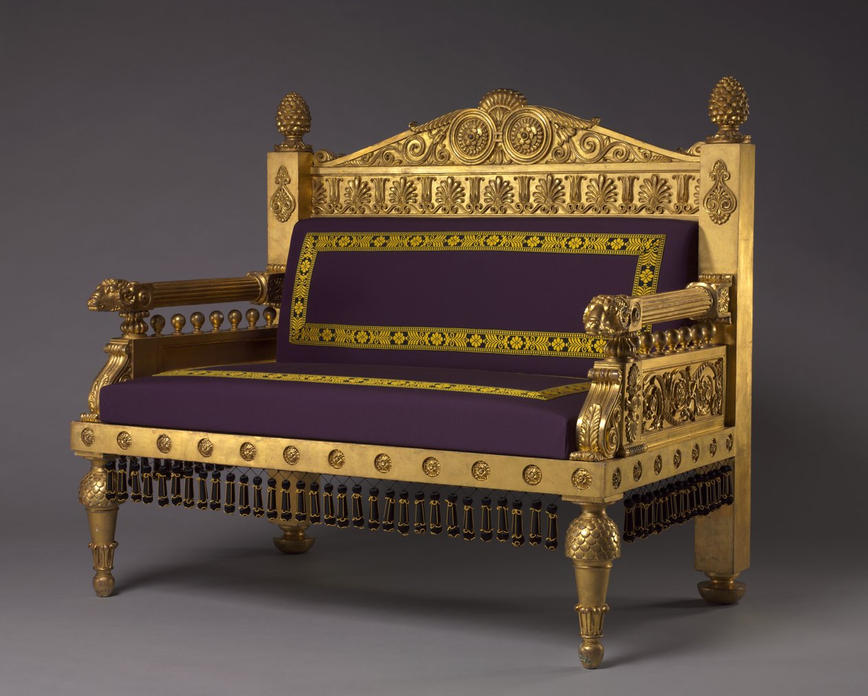 Sofa, maker Ukendt Maker, ca. 1802-1807 (forgyldt træ, reproduktion af uldpolstring) af Thomas Hope