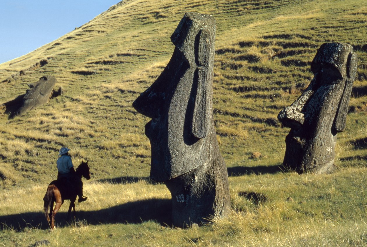 Påskeøens monolitter kaldet moai i et vulkansk landskab er ældgamle vagtposter for... af Thomas J. Abercrombie