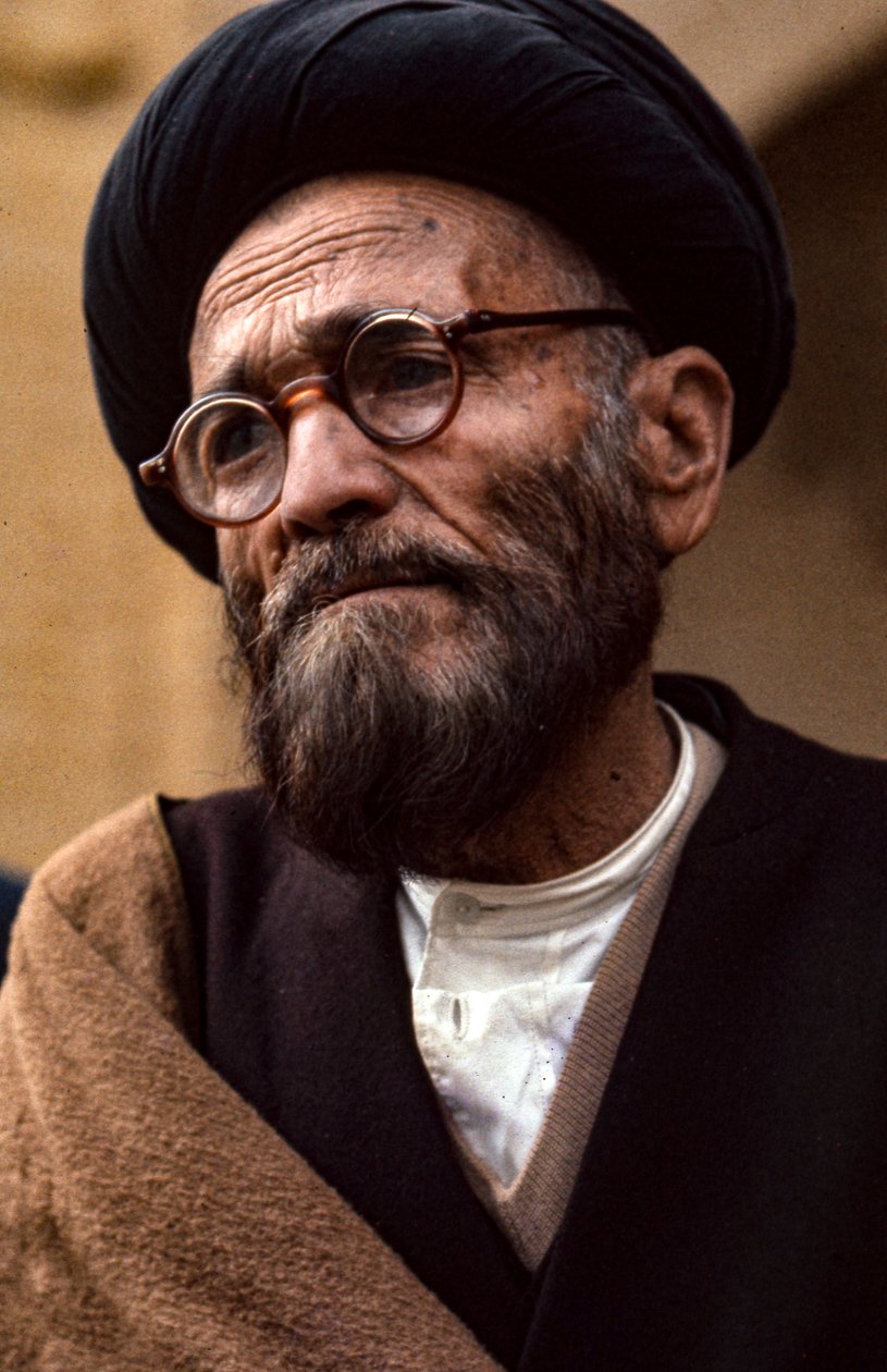Iransk shiamuslimsk gejstlig med briller og turban af Thomas J. Abercrombie