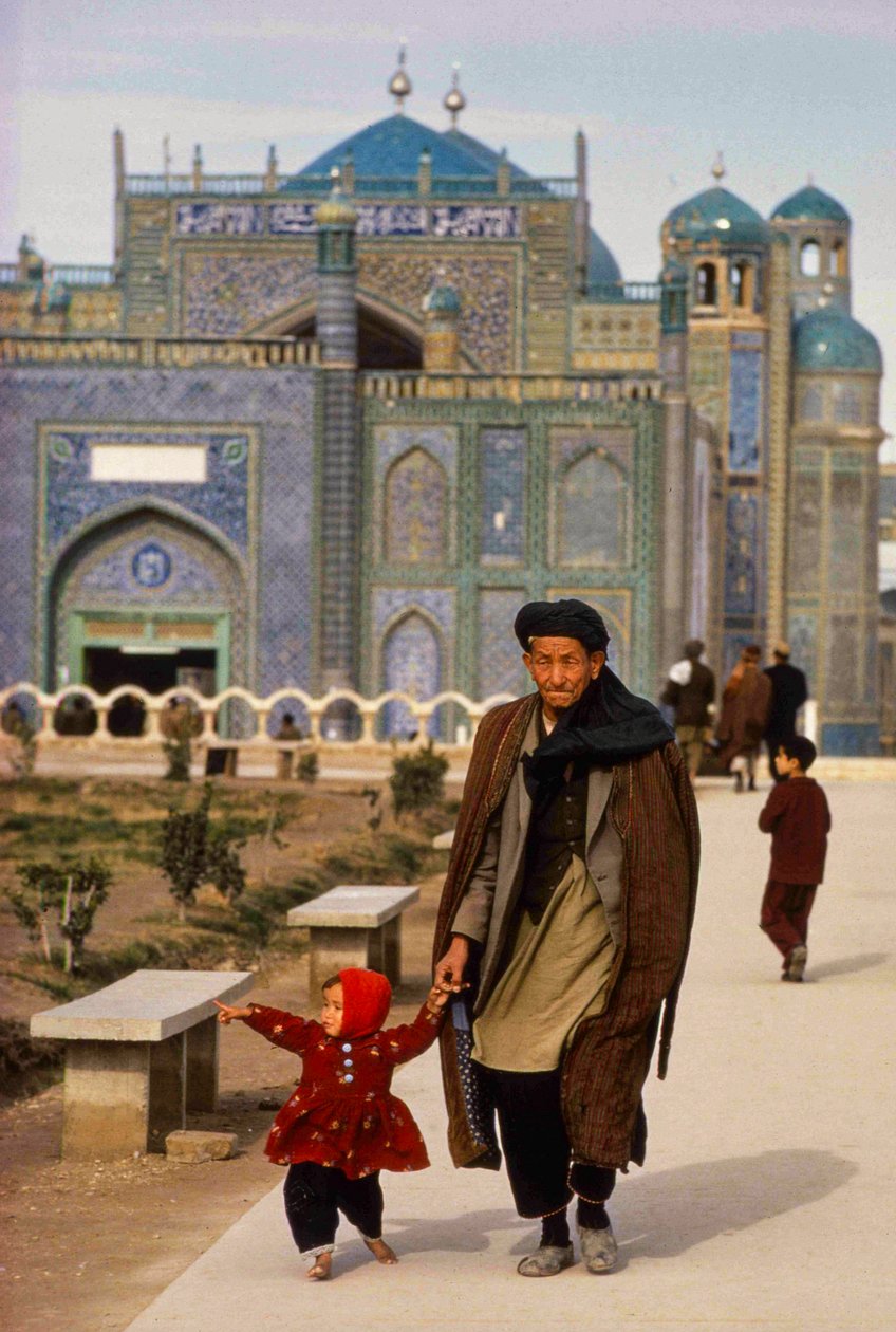Besøgende i moskeen og mausoleet i Mazar-i-Sharif, Masjid-e-Kabud aka Rawze-e-Sharif... af Thomas J. Abercrombie
