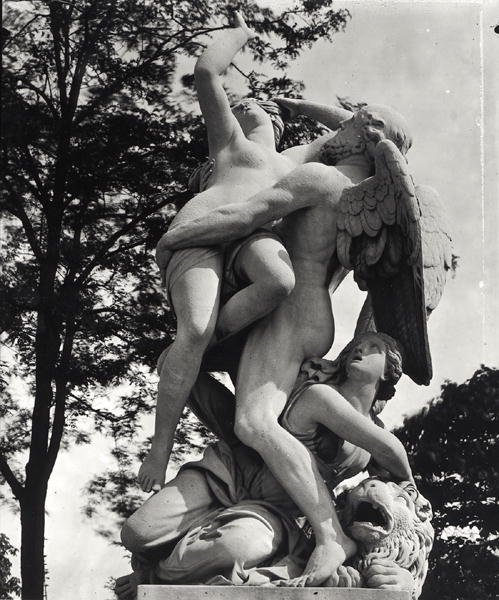 Saturn Abducting Cybele, allegori af Jorden, ca. 1675-80, fotograferet i Jardin des Tuileries, Paris, af Adolphe Giraudon (1849-1929) (marmor) (s/h foto) af Thomas Regnaudin