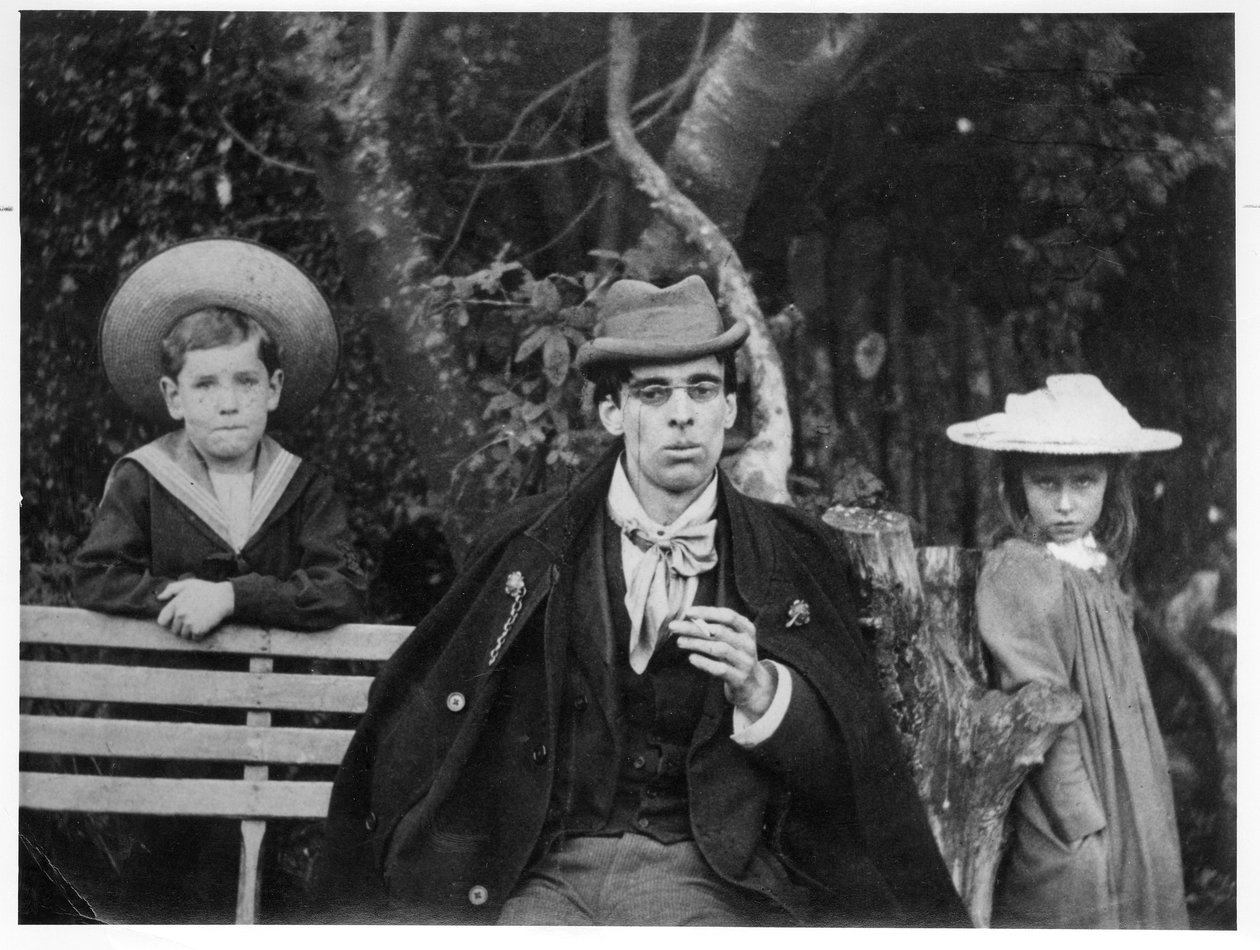 William Butler Yeats (1865-1939) med Charles og Thea Rolleston, 1894 (bw foto) af Thomas William Hazen Rolleston