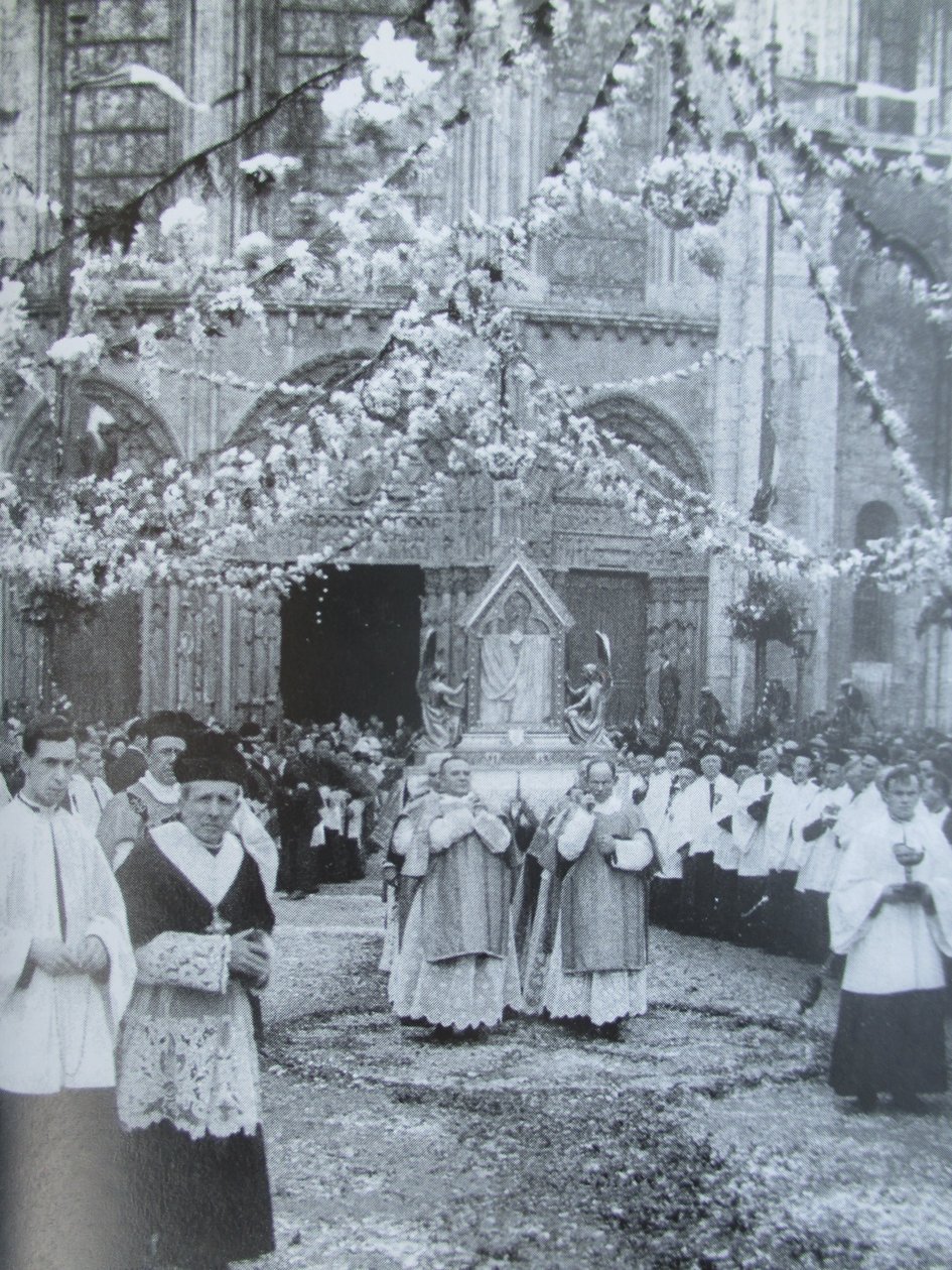 Procession af Jomfruens slør foran den kongelige portal for katedralen Notre-Dame de Chartres.) af Thomon