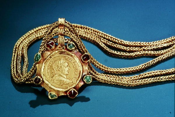 Mønt, fra Caracallas regeringstid monteret på et vedhæng, 249 (guld) af Thracian