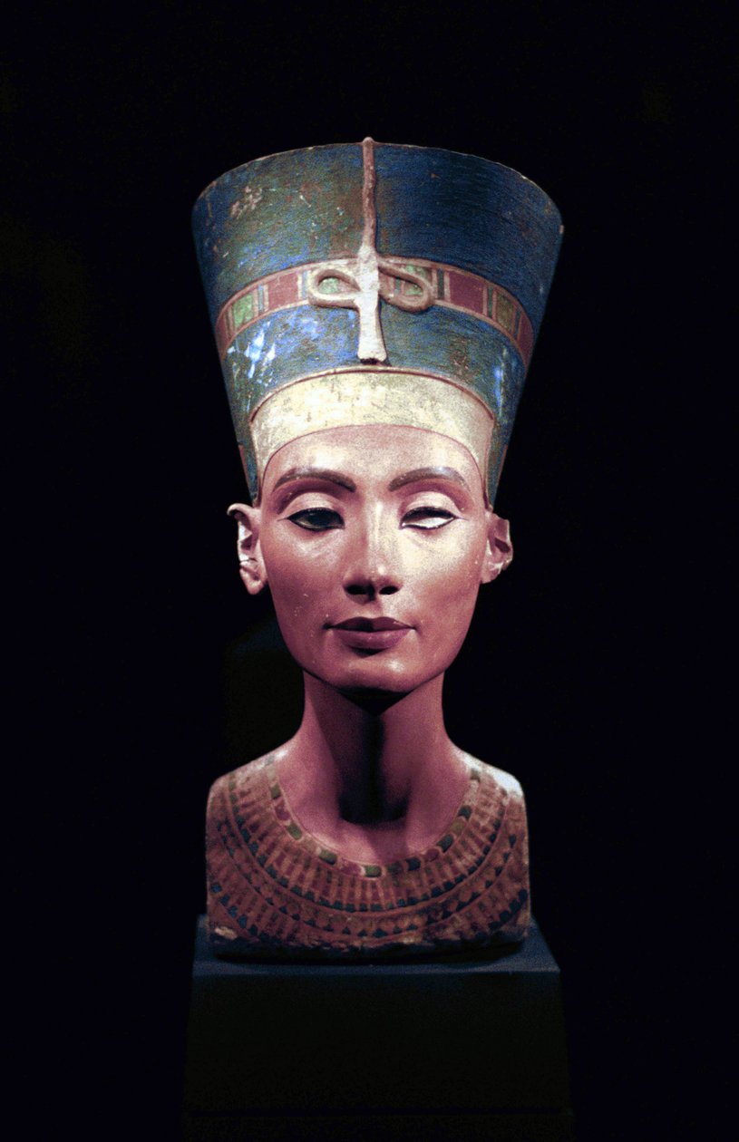 Buste af Nefertiti (c1370-c1330 f.Kr.) Store kongelige hustru (hovedgemal) til den egyptiske farao Akhenaten. Nefertiti og hendes mand var kendt for en religiøs revolution. De begyndte kun at tilbede én gud, Aten, solens skive. af Thutmose Thutmose