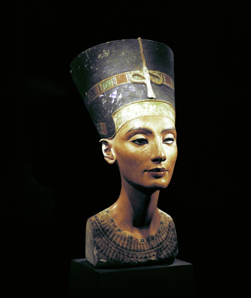 Buste af Nefertiti (c1370-c1330 f.Kr.) Store kongelige hustru (hovedgemal) til den egyptiske farao Akhenaten. Nefertiti og hendes mand var kendt for en religiøs revolution. De begyndte kun at tilbede én gud, Aten, solens skive. af Thutmose Thutmose