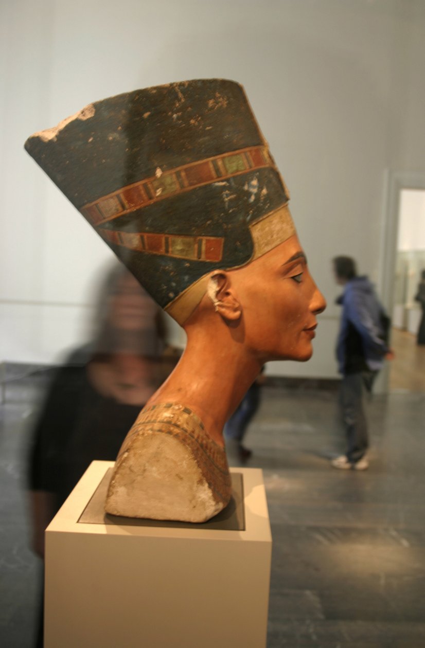 Buste af Nefertiti (c1370-c1330 f.Kr.) Store kongelige hustru (hovedgemal) til den egyptiske farao Akhenaten. Nefertiti og hendes mand var kendt for en religiøs revolution. De begyndte kun at tilbede én gud, Aten, solens skive. af Thutmose Thutmose
