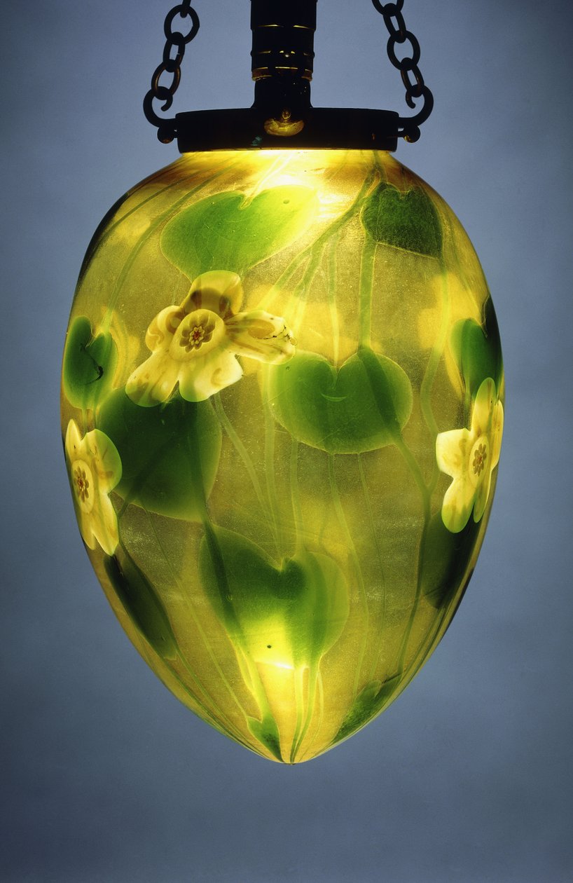 En hængende lanterne, dekoreret med grønne blade og vinstokke og gule iriserende blomster, af Tiffany Studios