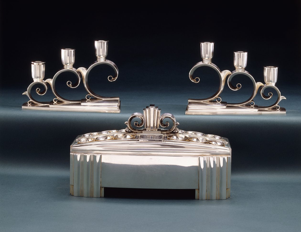 En Tiffany & Co. udstillings midtpunkt og to tre-lys kandelaber, lavet til verdensudstillingen i 1939, ca. 1939 (sølv) af Tiffany and Company