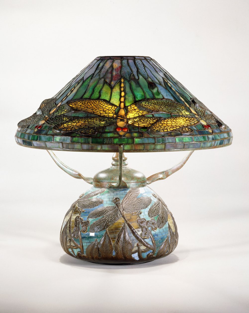 En Tiffany Studios guldsmede-bordlampe af Tiffany and Company