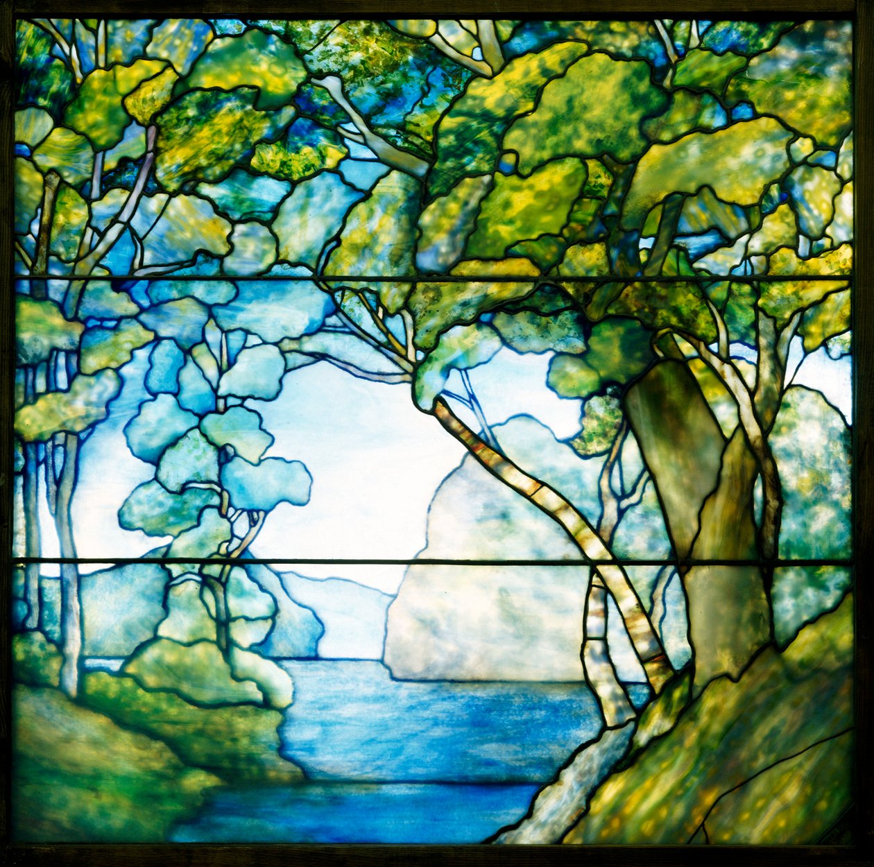 Landskabsvindue, der viser en passage til havet af Tiffany and Company