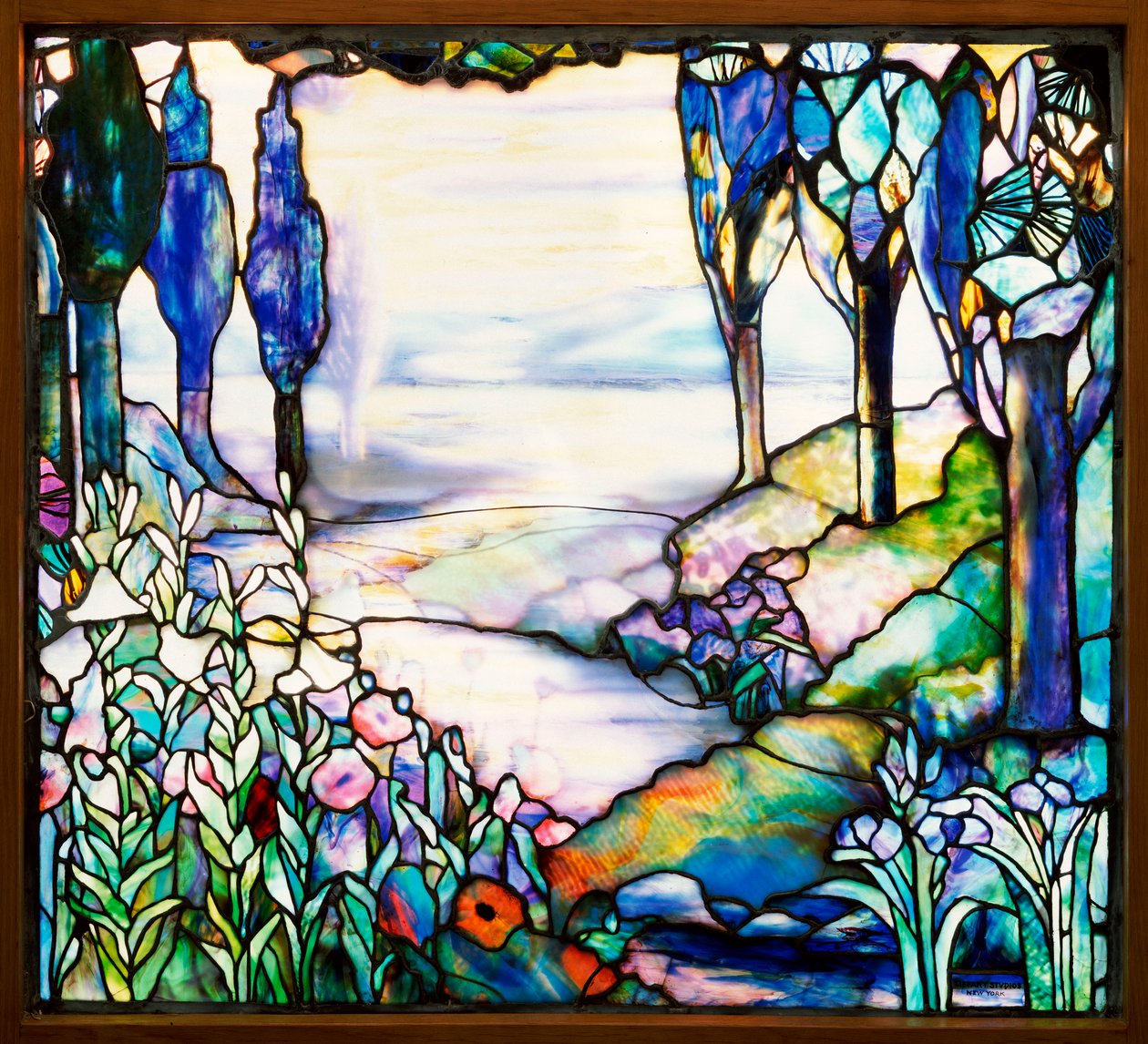 Landskabsvindue, der viser en flod, der bugter sig fra en fjern bjergkæde i skumringen, med cypresser, liljer, valmuer og iris, ca. 1915 (blyet og farvet glas) af Tiffany and Company