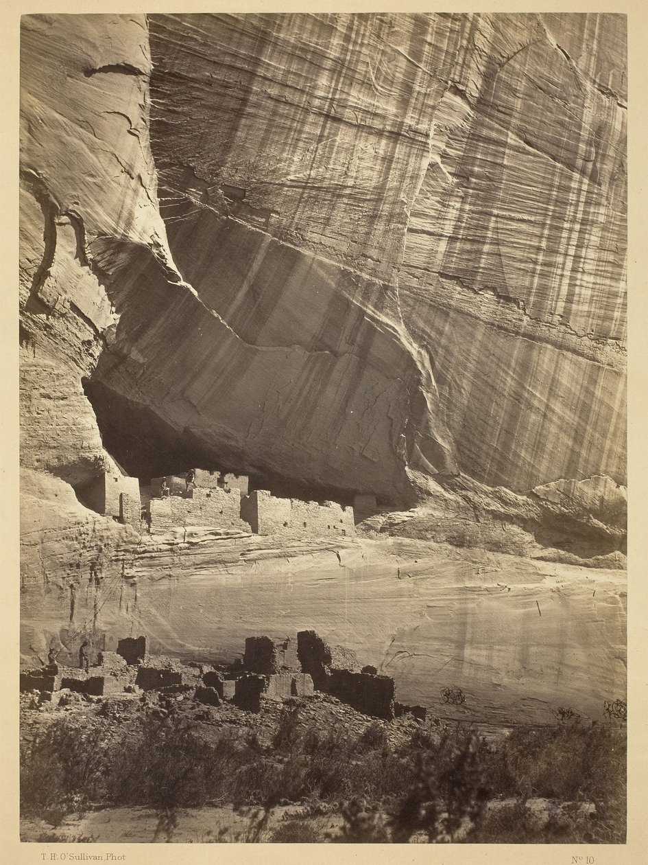 Gamle ruiner i Cañon de Chelle, N.M. I en niche 15 meter over Cañons nuværende bund. af Timothy O