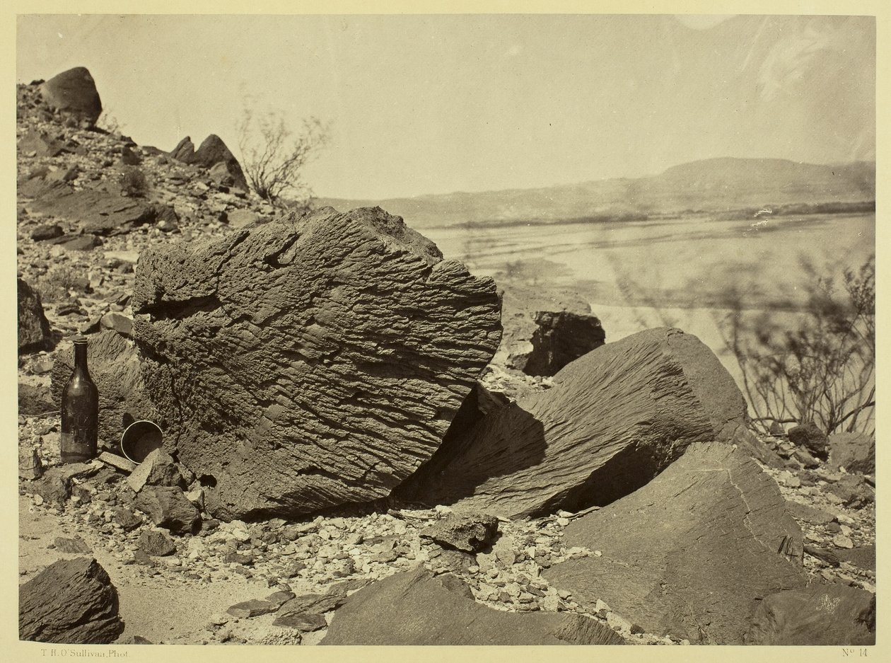 Klippe udhugget af drivende sand, under Fortification Rock, Arizona af Timothy O
