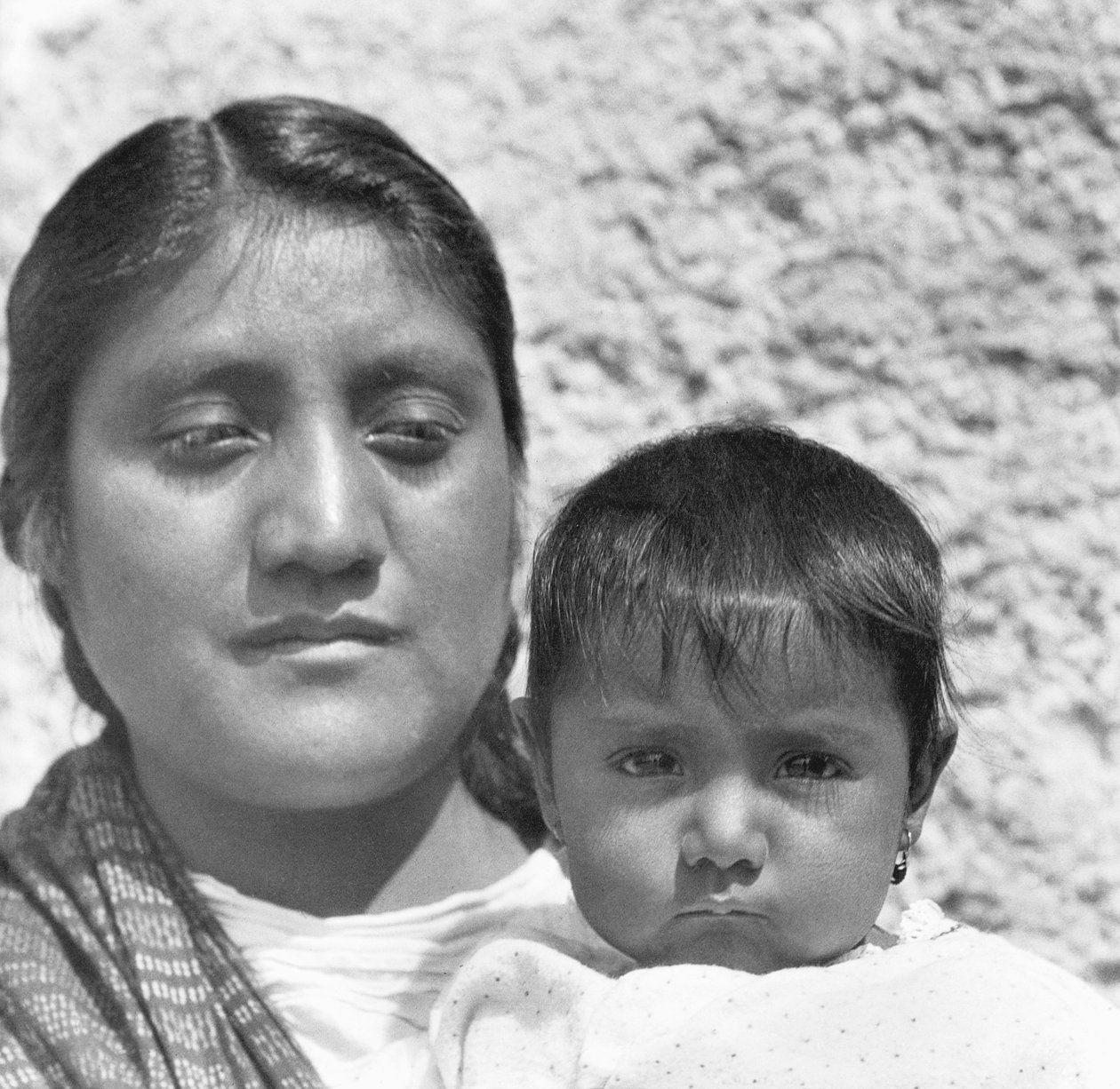 En aztekisk mor (Conchita med sin mor Luz Jimenez, stuepige i Salas-familien og model for Jean Charlot og Diego Rivera), Mexico City, 1926 af Tina Modotti