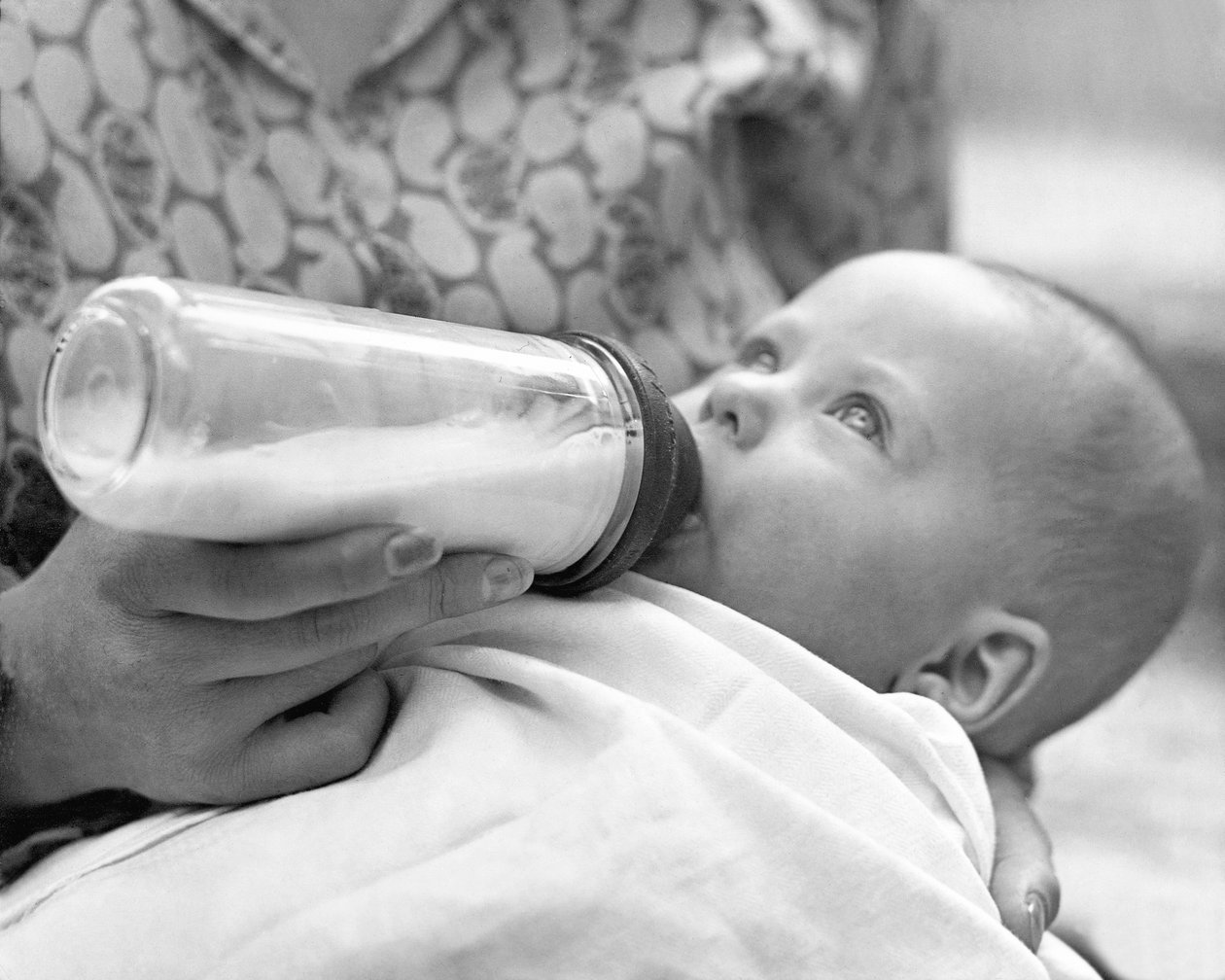 Baby med flaske, Mexico City, 1929 af Tina Modotti