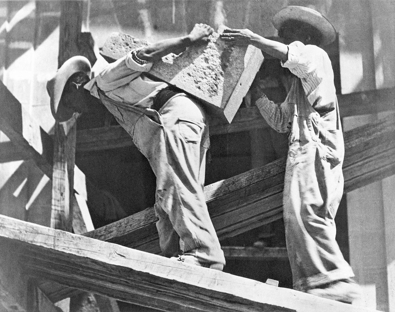 Byggearbejdere på stadion, Mexico City, 1927 af Tina Modotti