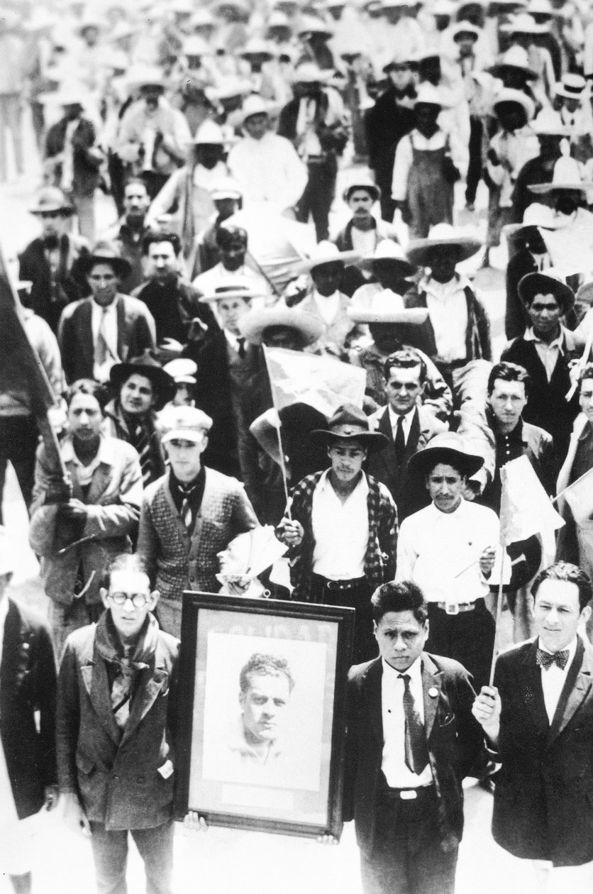 Demonstration af International Red Aid, med et fotografi af Julio Antonio Mella, Tizuyuca (Hidalgo), 4. april, 1929 af Tina Modotti