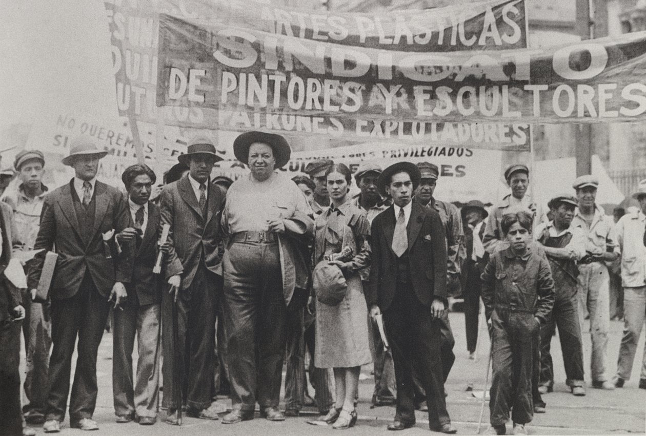 Diego Rivera og Frida Kahlo i May Day Parade, Mexico City, 1. maj 1929 af Tina Modotti