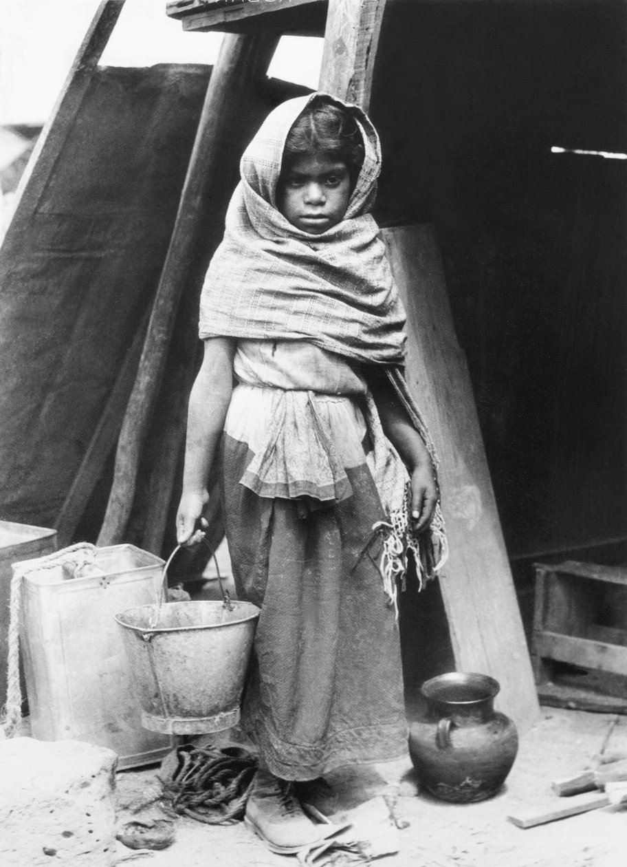 Pige, der bærer vand, Mexico, 1927 af Tina Modotti