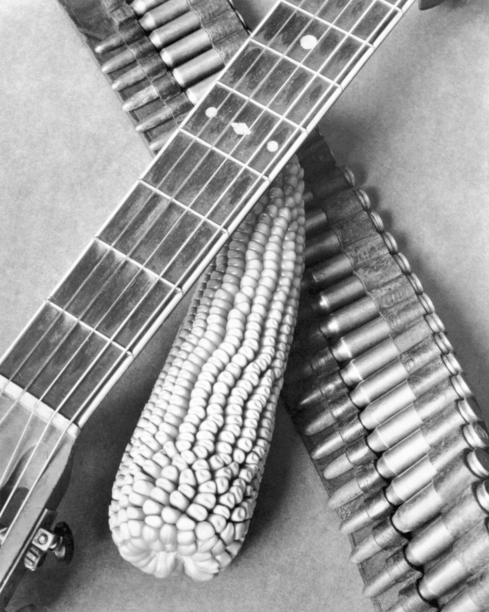 Mexicansk revolution, guitar-, majs- og ammunitionsbælte, Mexico City, 1927 af Tina Modotti
