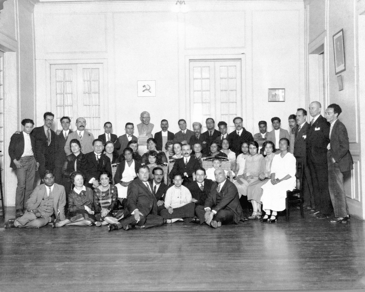 Reception i Sovjetunionens ambassade, Mexico City, 1926 af Tina Modotti