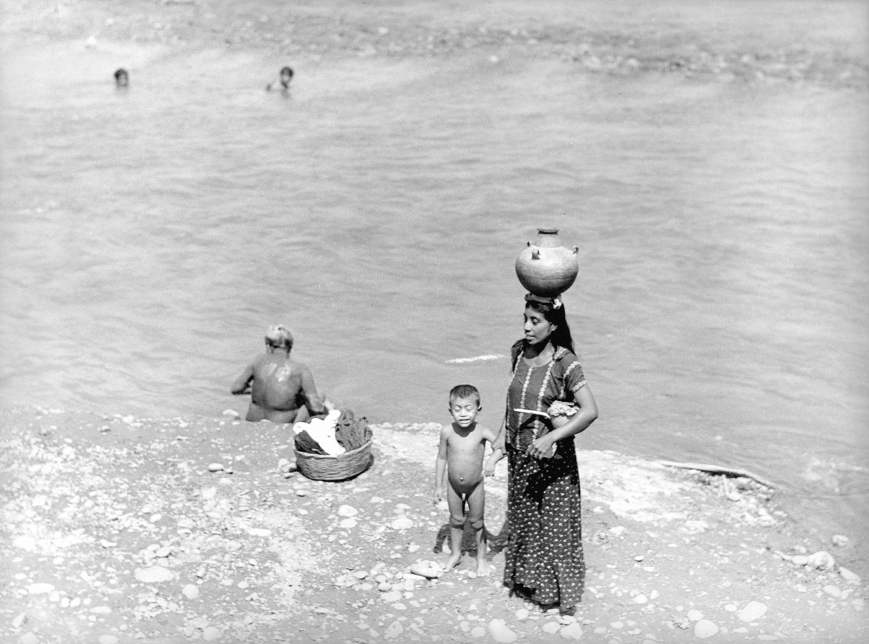 Vask ved floden nær Tehuantepec, Mexico, 1929 af Tina Modotti