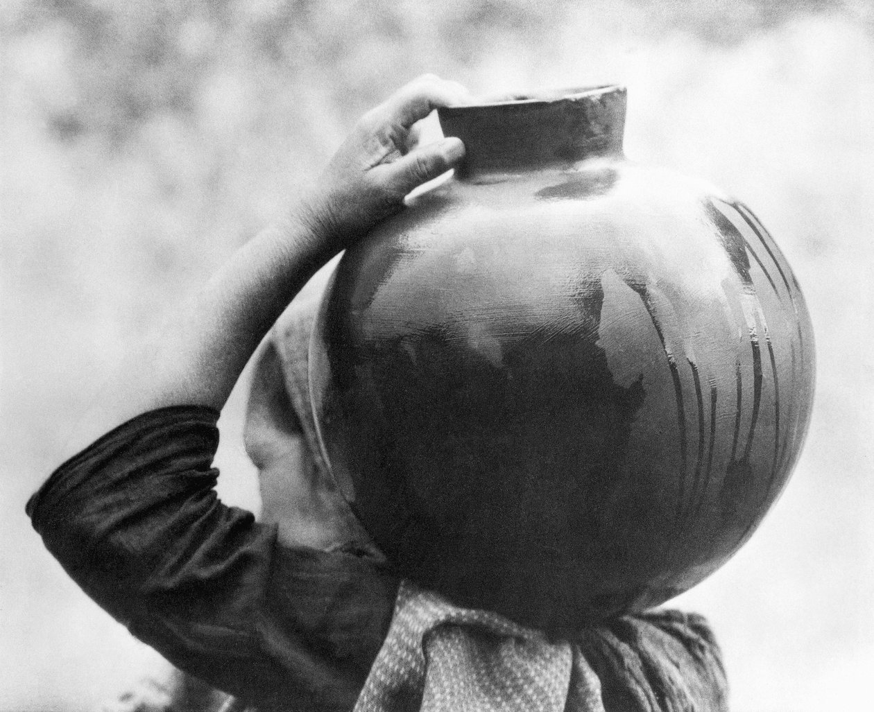 Kvinde med Olla, Mexico, ca. 1927 af Tina Modotti
