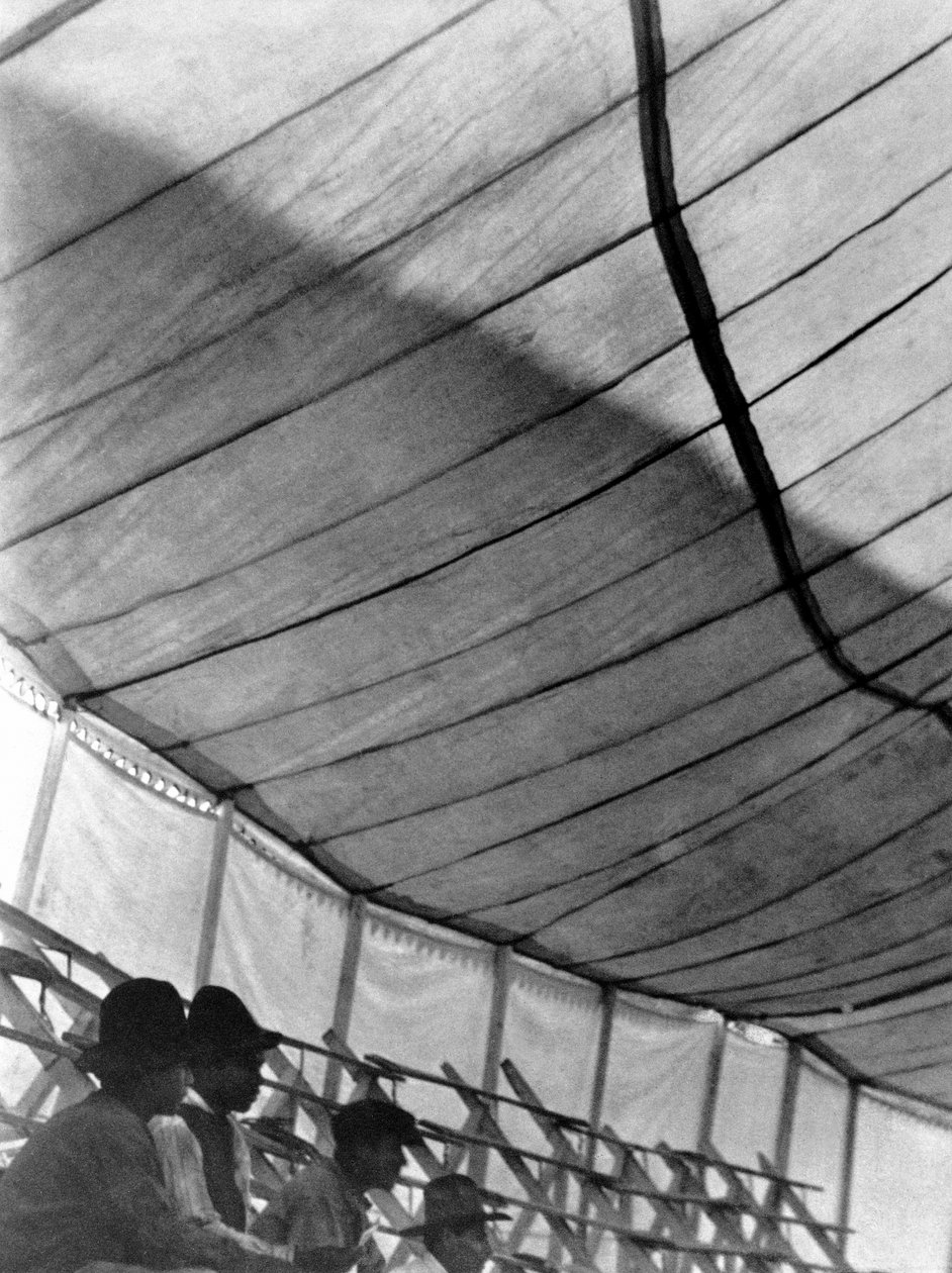 Cirkustelt (Det Store Russiske Cirkus), Mexico City, 1924 af Tina Modotti