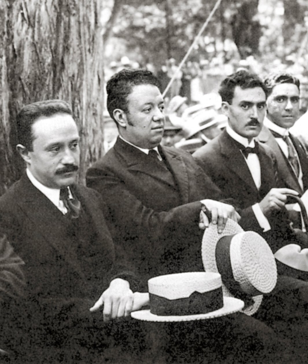 Jose Vasconcelos og Diego Rivera under en udendørs begivenhed i Chapultepec Park, Mexico City, 1921 af Tina Modotti