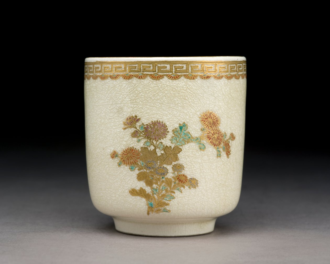 Kop med krysantemum, Kumamoto-ovn, Meiji-æra, ca. 1900 (keramik) af Tokozan