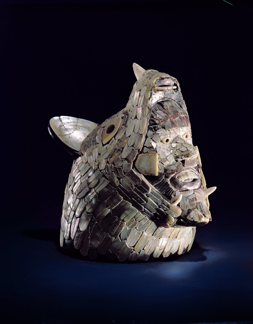 Hoved af et dyr med et menneskehoved i de åbne kæber, fundet i Tula, Hidalgo, Mexico, Tidlig Post-Classic (900-1250) (keramik med perlemormosaik) af Toltec