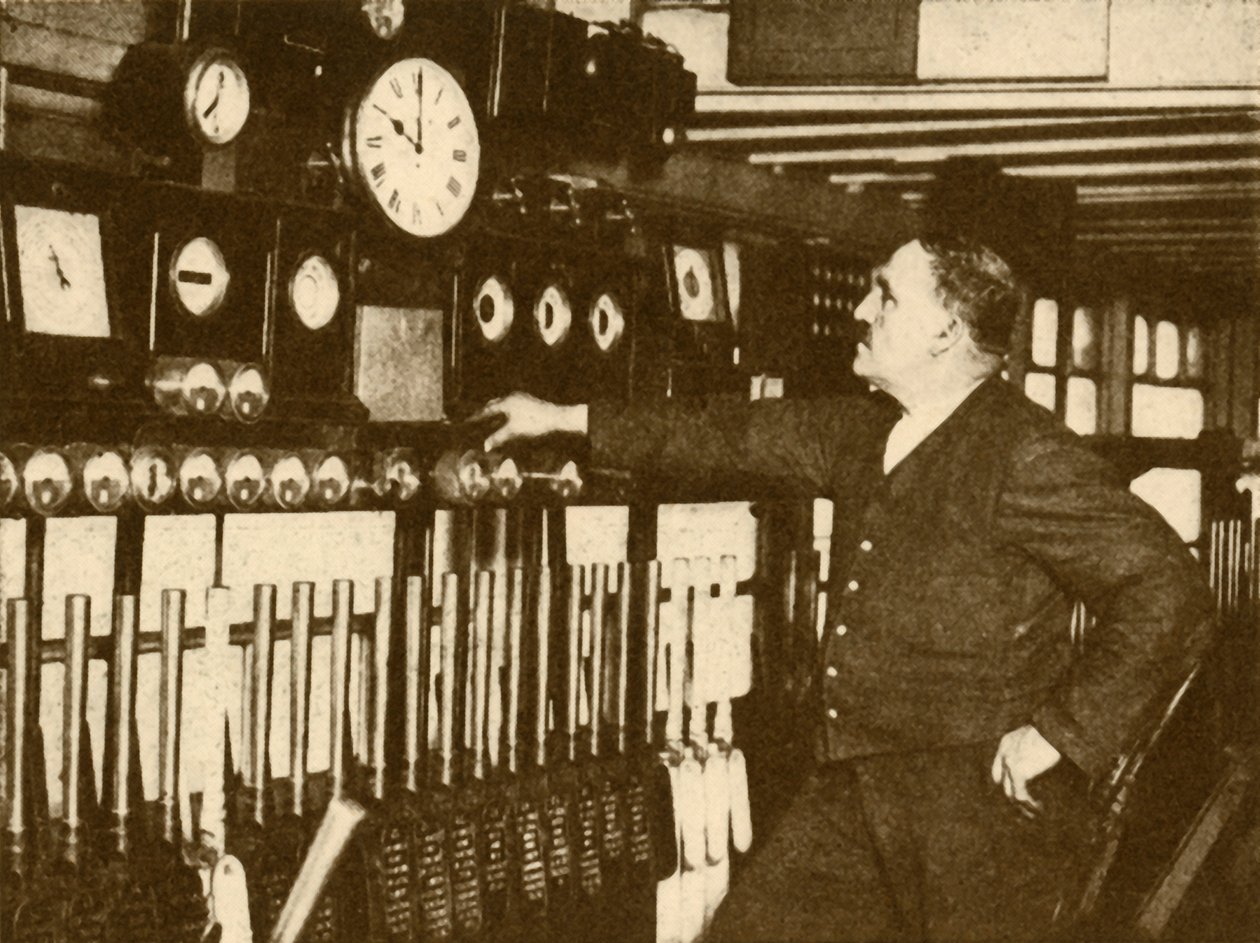 Optager dagligt tidssignal på Liverpool Street Station, London og North Eastern Railway, 1930. af Topical Press Agency