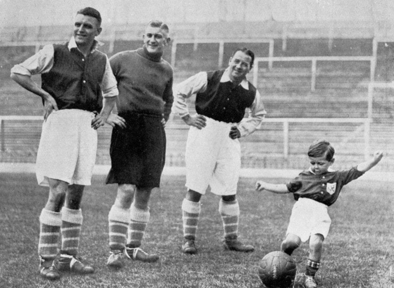 Den unge Tony Hapgood viser sine evner i Highbury, London, c1933-c19375 af Topical Press Agency