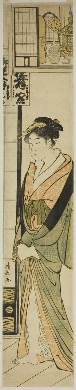 Kurtisane står under en hylde til talismaner af Torii Kiyonaga