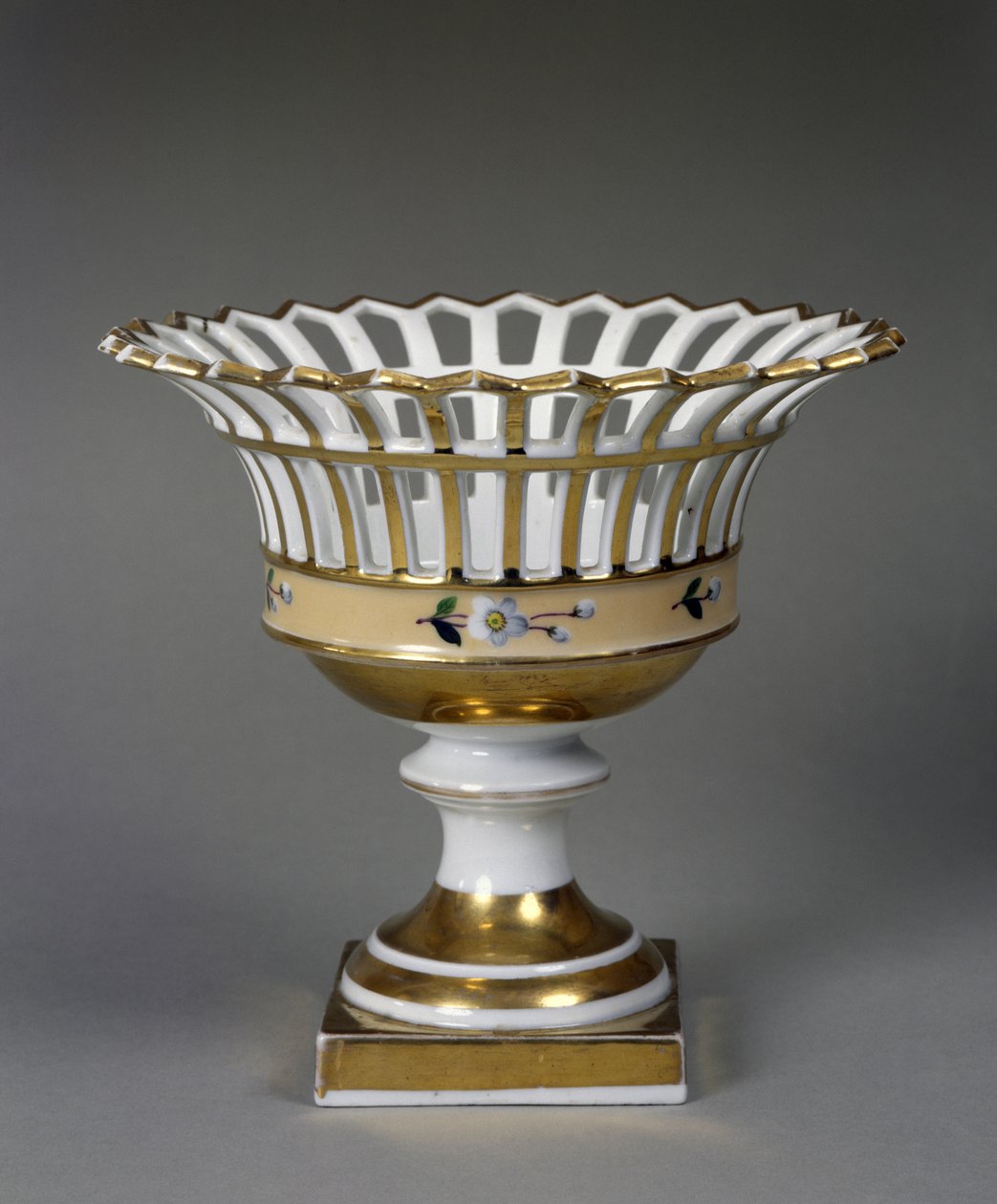 Frugtkurv, ca. 1826-1838 (hårdt-pasta porcelæn med emalje og forgyldning) af Tucker China Factory