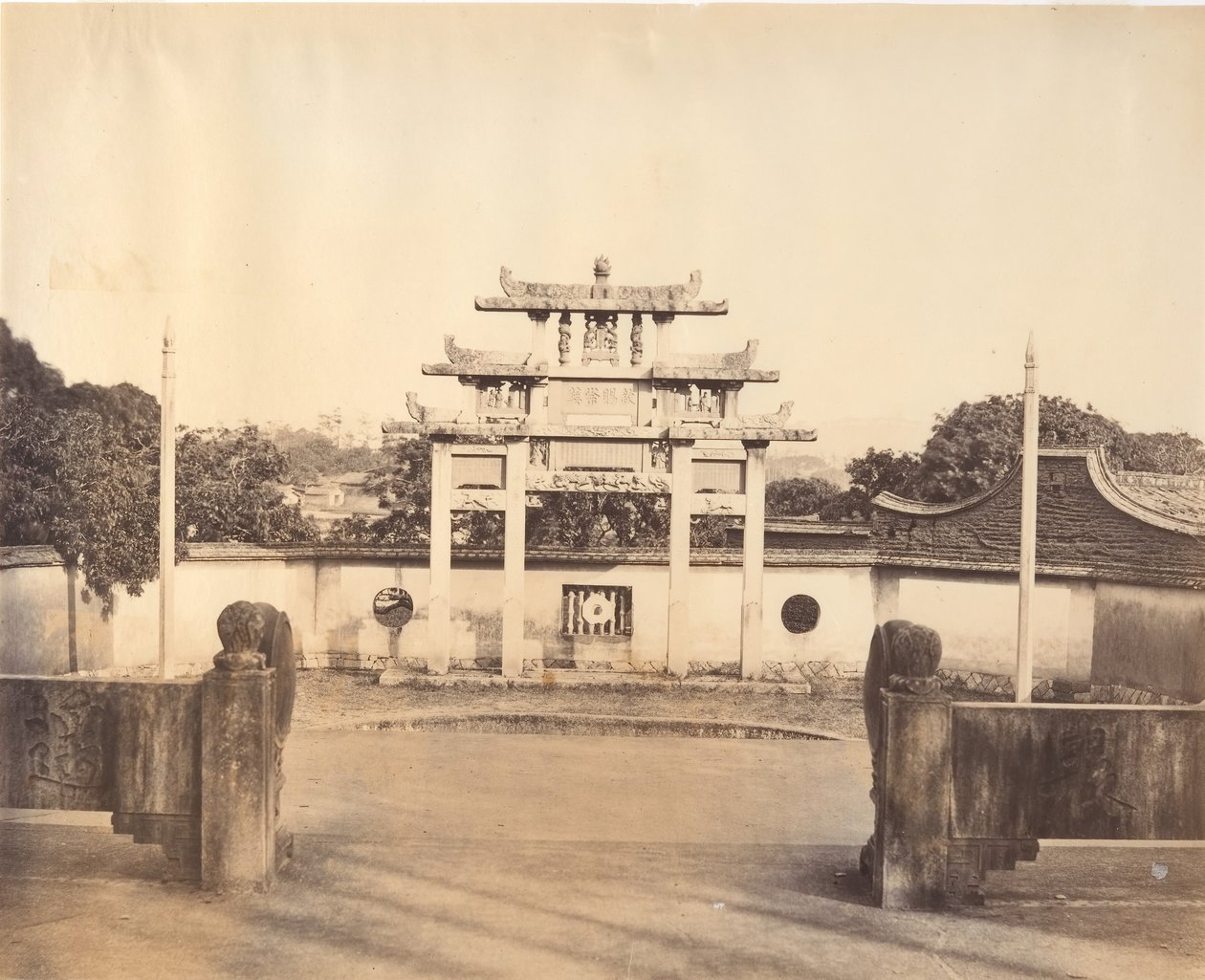 Triumfbuen, Foochow, ca. 1869. af Tung Hing.