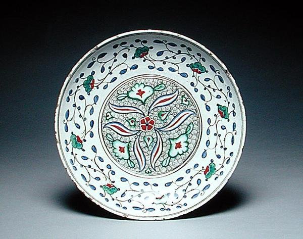 Fad dekoreret med stiliserede blomster, Isnik, slutningen af 1500-tallet (lertøj) af Turkish School