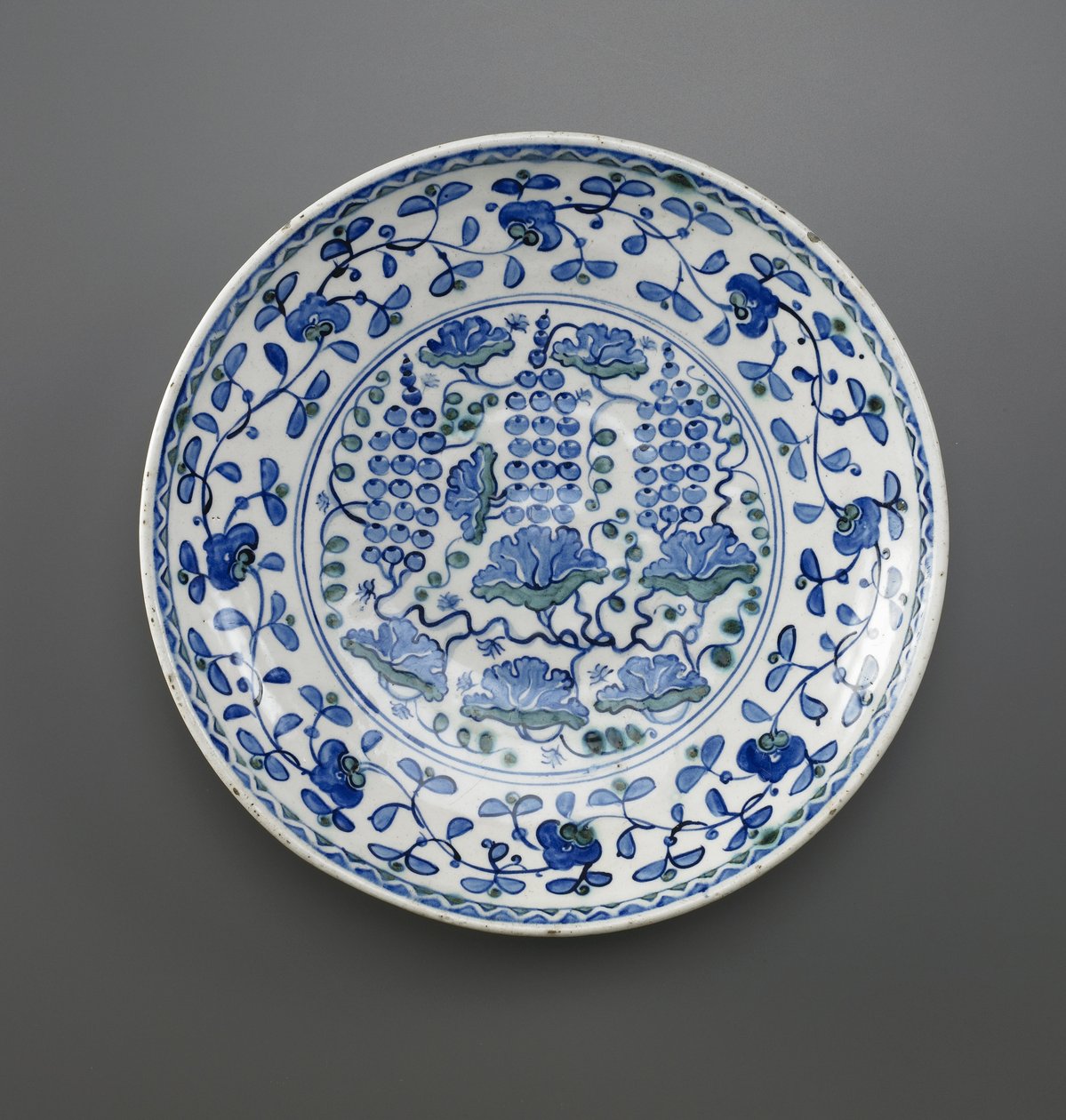 Fad med druedesign, Iznik, osmannisk dynasti (keramik) af Turkish School