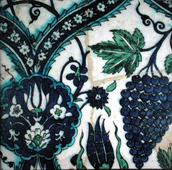 Iznik flise med blomster og en klase vindruer (lertøj med farvet underglasur) af Turkish School