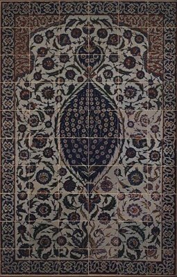 Panel af fliser med tchi-skymønster omkring et centralt motiv af en vildrosenbusk, fra ydersiden af indgangspartiet til Salim II