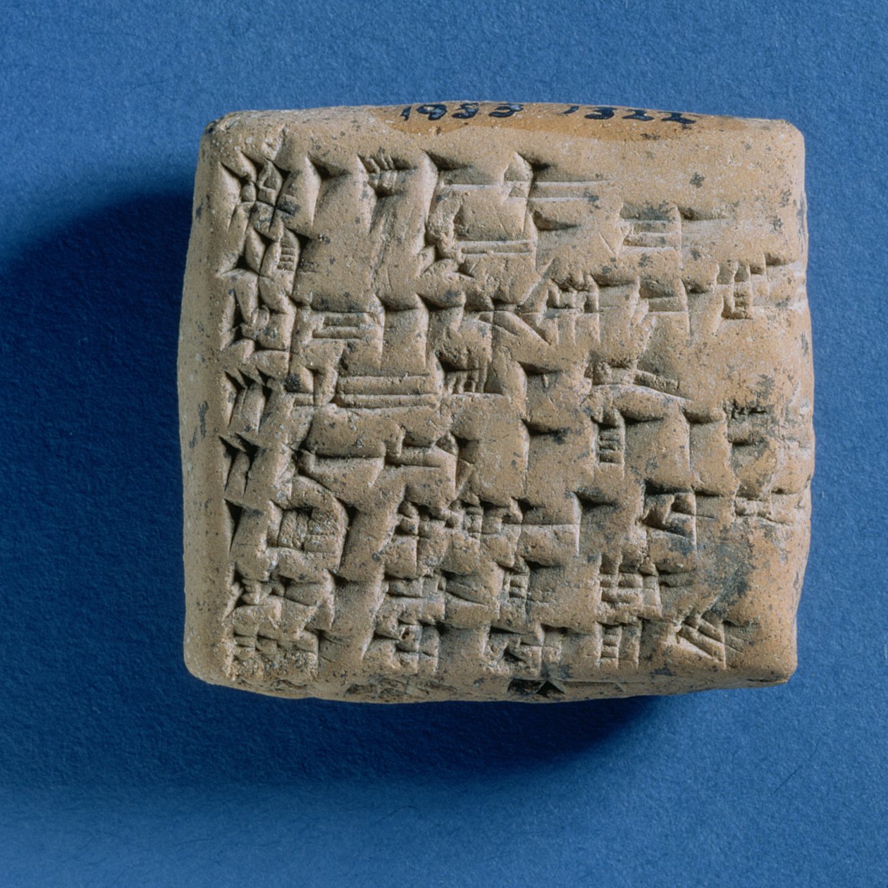 Tablet indgraveret med et brev fra Tirirsama til kong Niqmepa, fra Atshana, 1300-tallet f.Kr. (bagt ler) af Turkish School