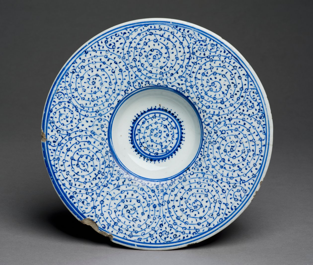Tondino Dish, Iznik Golden Horn ware, tyrkisk, c.1535-45 (stenpasta med blå under glasur) 88;se også 117758; af Turkish School
