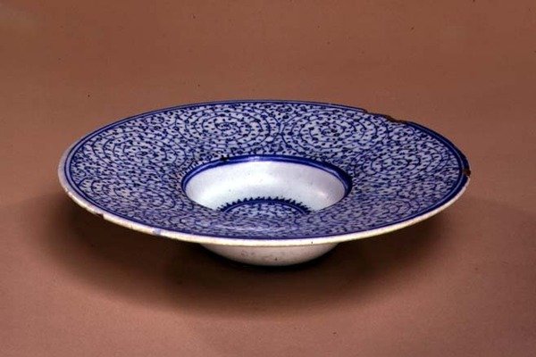 Tondino fad, Iznik Golden Horn ware, tyrkisk, ca. 1535-45 (stenpasta med blå under glasur) af Turkish School