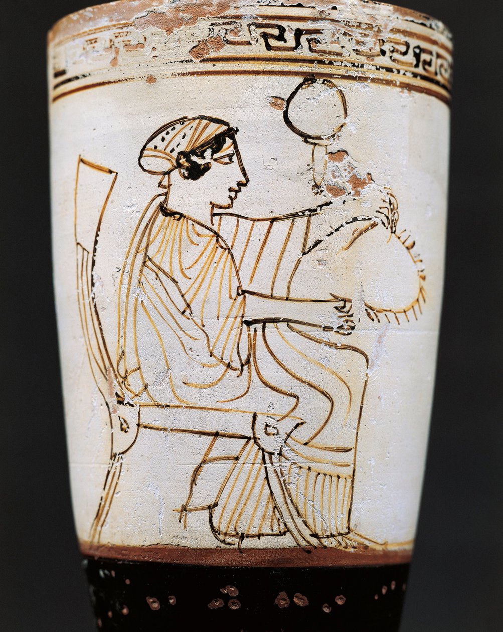Lekythos, oliekolbe tilskrevet Tymbos-maleren, der forestiller en kvinde, der væver krone, 5. århundrede f.Kr. af Tymbos Painter (attr. to)