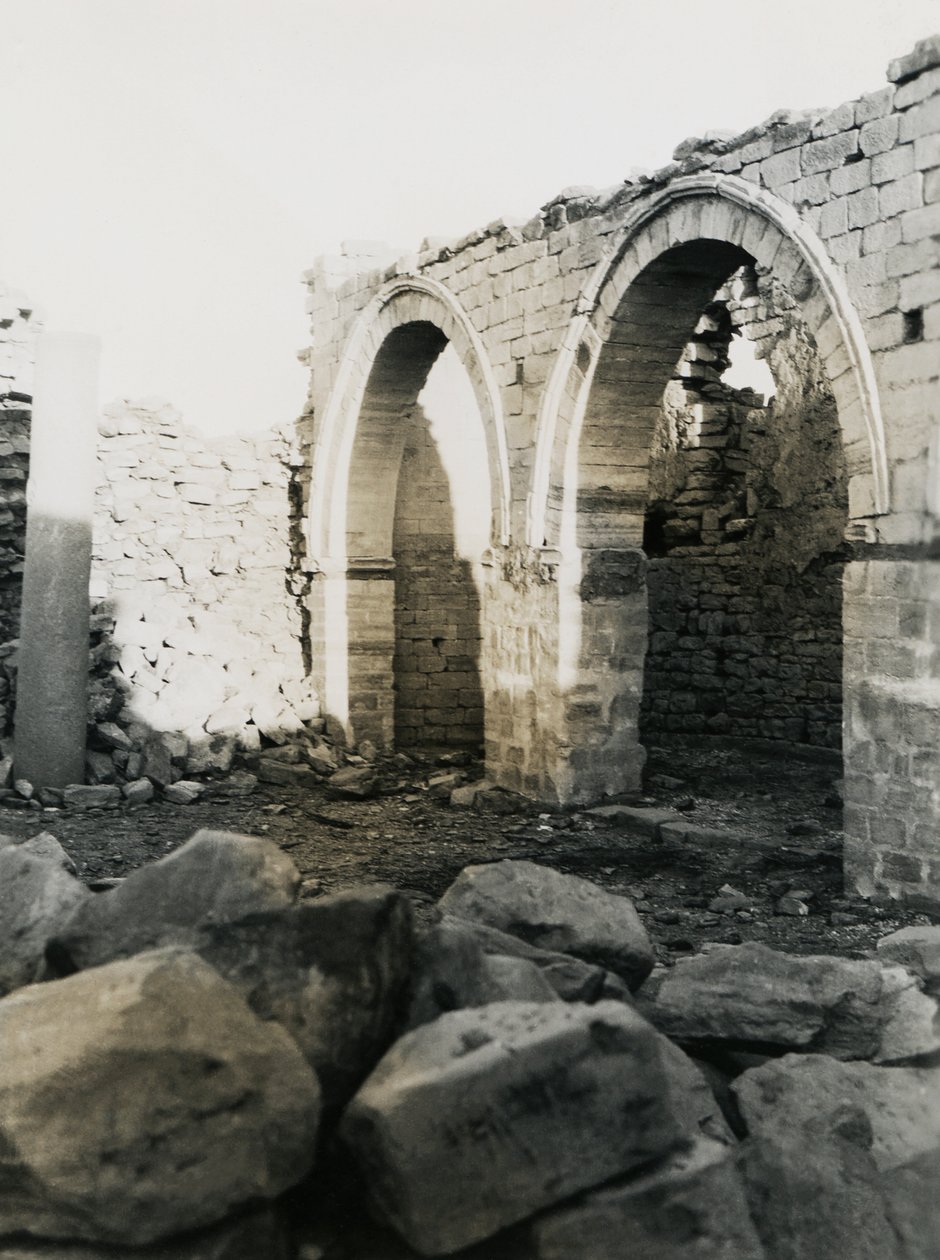 Søjle og buer, interiør i kristen basilika dedikeret til Jomfru Maria, Qasr Ibrim, Egypten, foto af Ugo Monneret de Villard af Ugo Monneret de Villard