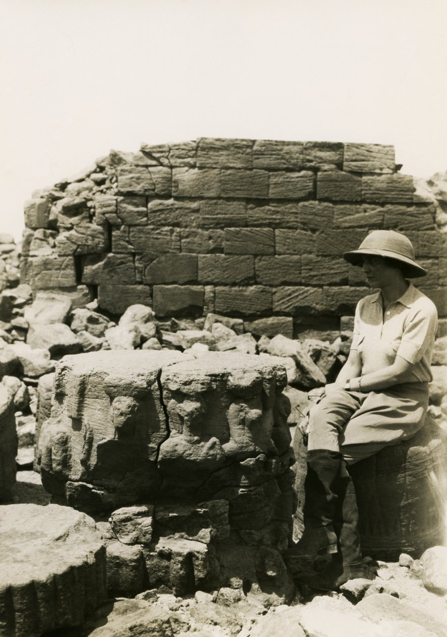 Søjlebase dekoreret med guddommelige figurer, den store indhegning, Musawwarat es Sufra, Sudan, foto af Ugo Monneret de Villard af Ugo Monneret de Villard
