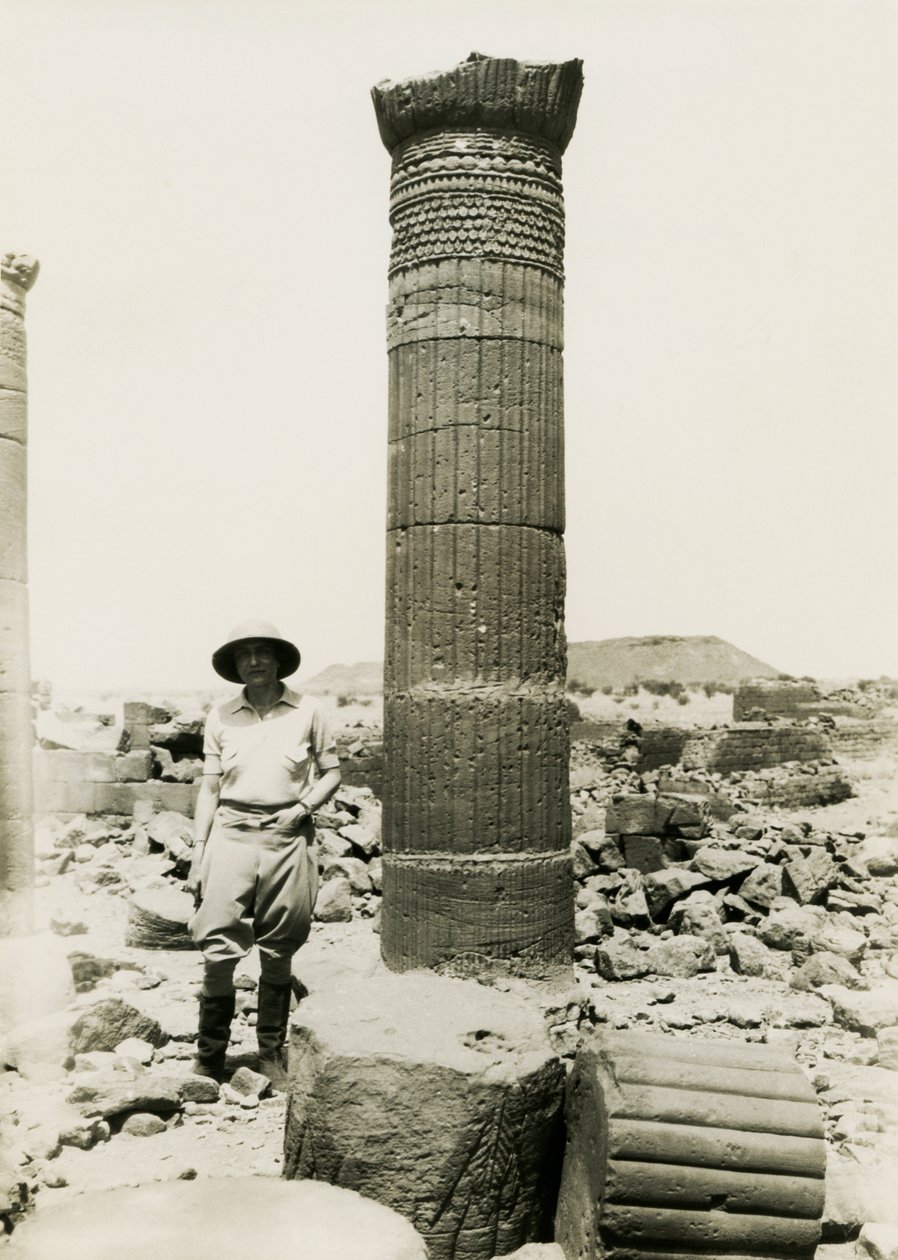 Søjle med dekorative relieffer, tempelruiner i den store indhegning, Musawwarat es Sufra, Sudan, foto af Ugo Monneret de Villard af Ugo Monneret de Villard