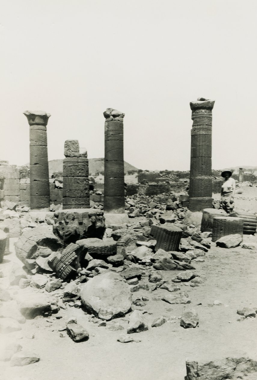 Søjler og ruiner af et tempel i den store indhegning, Musawwarat es Sufra, Sudan, foto af Ugo Monneret de Villard af Ugo Monneret de Villard