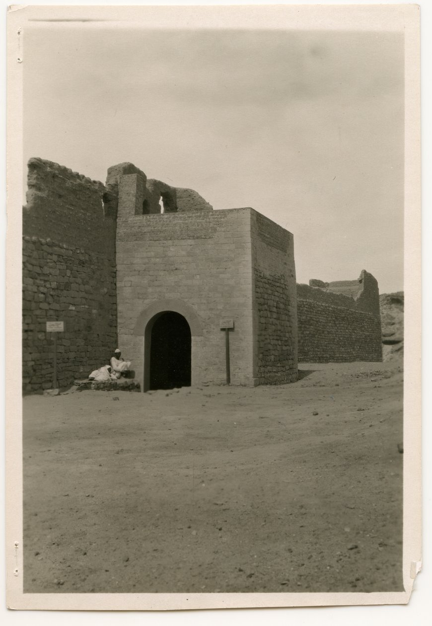 Østporten og tårnet i Simeon-klosteret, Aswan, Egypten, foto af Ugo Monneret de Villard af Ugo Monneret de Villard